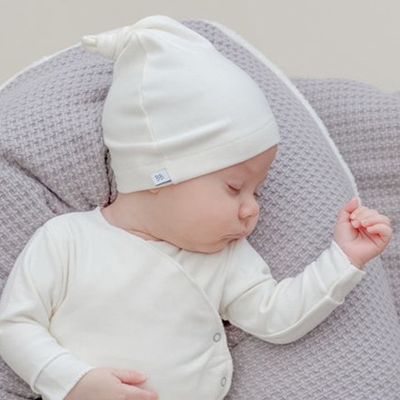 Bamboom, Czapeczka bambusowa dla niemowląt elf Biała 0m+