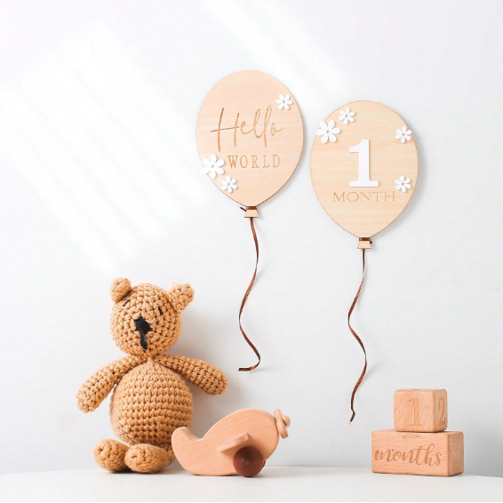 Dekoracja drewniana "Hello World i 1 month" NS
