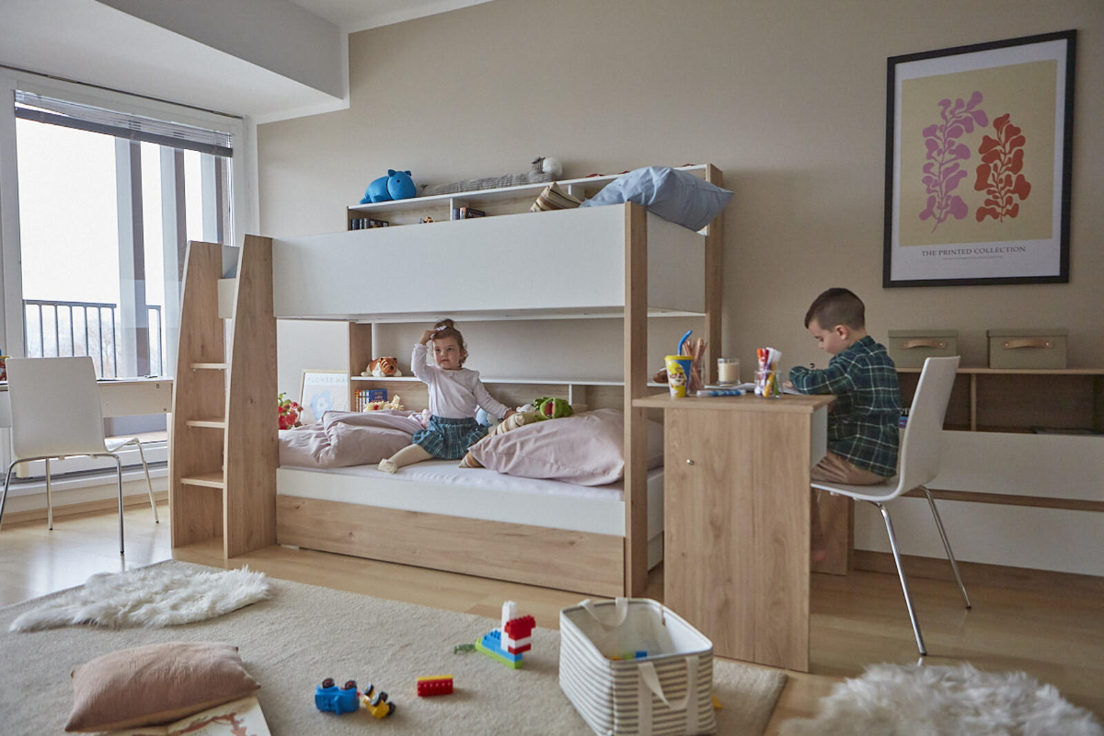 Pokój dziecięcy z łóżkiem piętrowym i biurkami Shelter