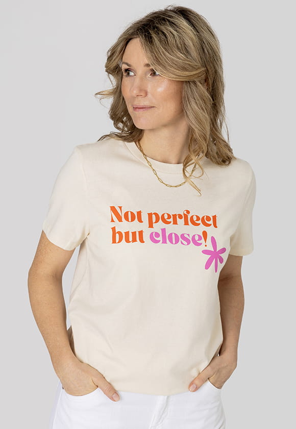 Lillow - T-shirt z nadrukiem "Not Perfect, but close" - beż melanż - Materiał bawełna - Uszyto w Polsce