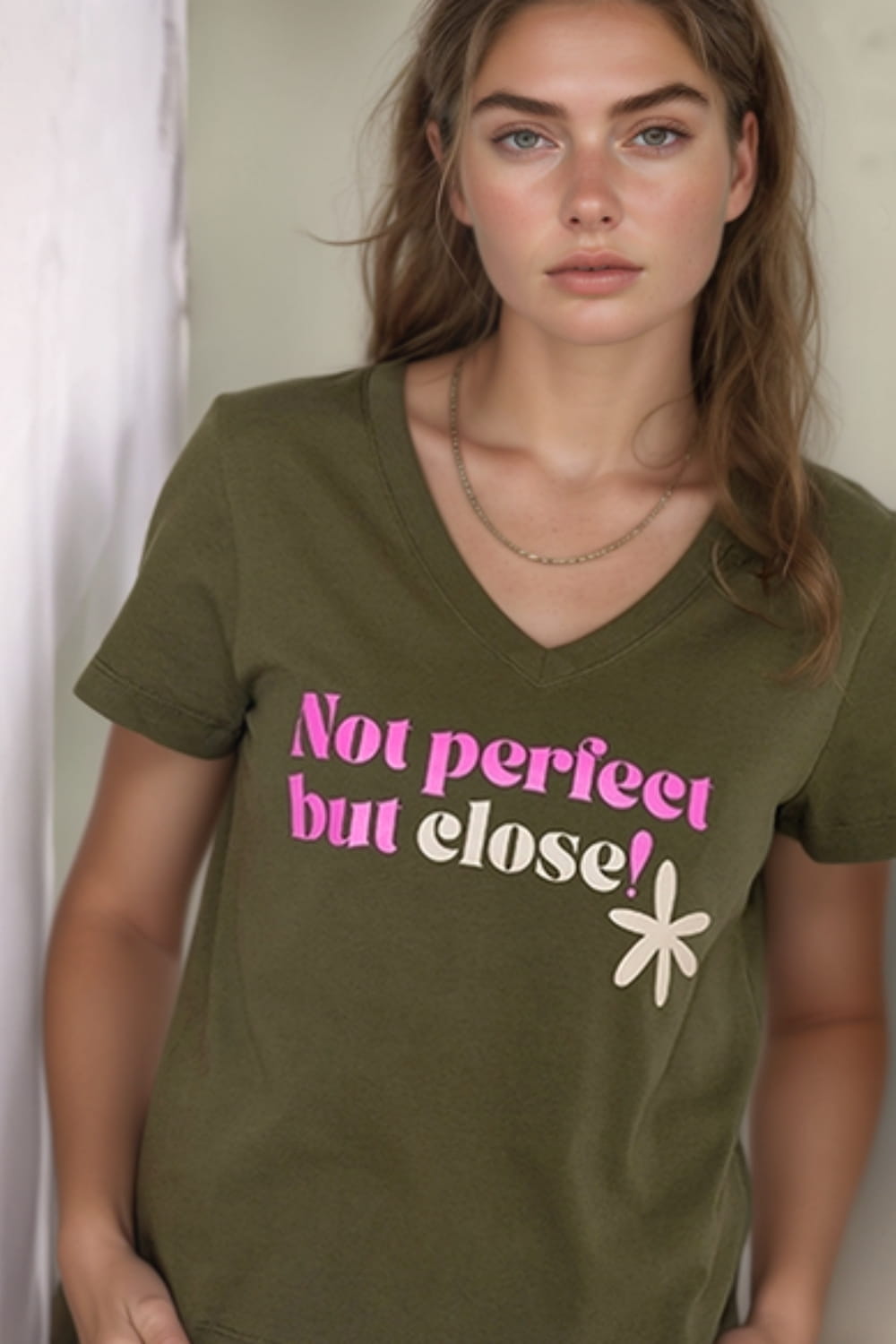 Lillow - T-shirt w serek z nadrukiem "Not Perfect, but close" - khaki - Materiał bawełna - Uszyto w Polsce