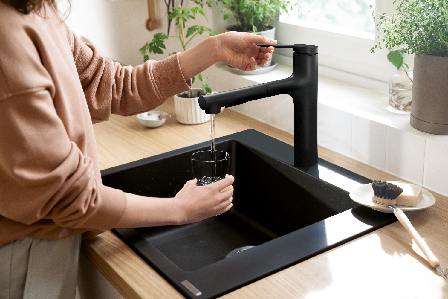 Hansgrohe Zesis M33 sBox bateria kuchenna stojąca z wyciąganą wylewką czarny mat 74823670