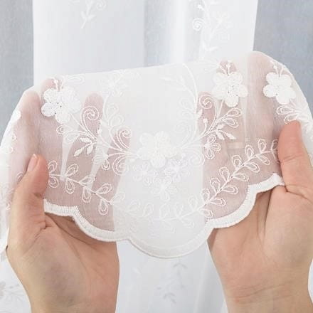 Le Romantisme elegancka firana haftowana w kwiatuszki 160x200 taśma