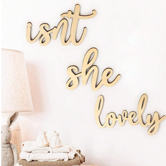 Dekoracja ścienna drewniany napis "She lovely" NS