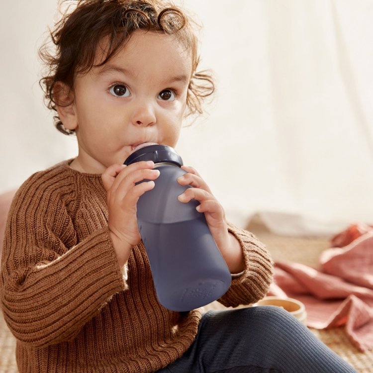 Everyday Baby, Szklana butelka ze smoczkiem M reagująca na temperaturę, 240 ml - borówkowa