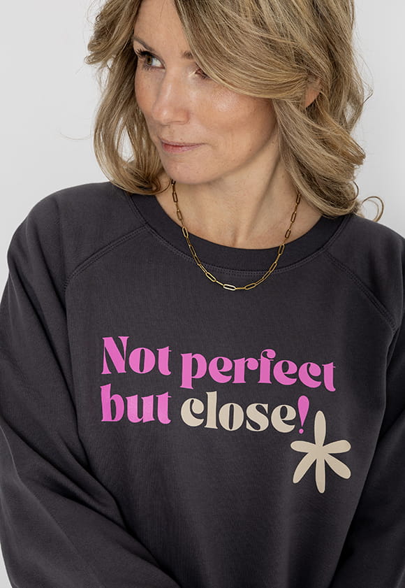 Damen-Sweatshirt mit Aufdruck „Not Perfect...“ – Anthrazit