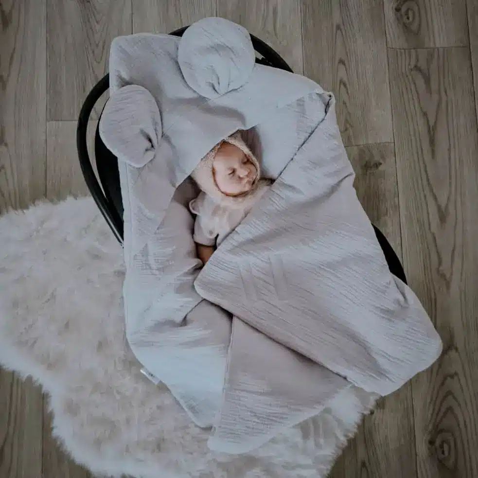 Otulacz muślinowy do fotelika z uszami szary BW