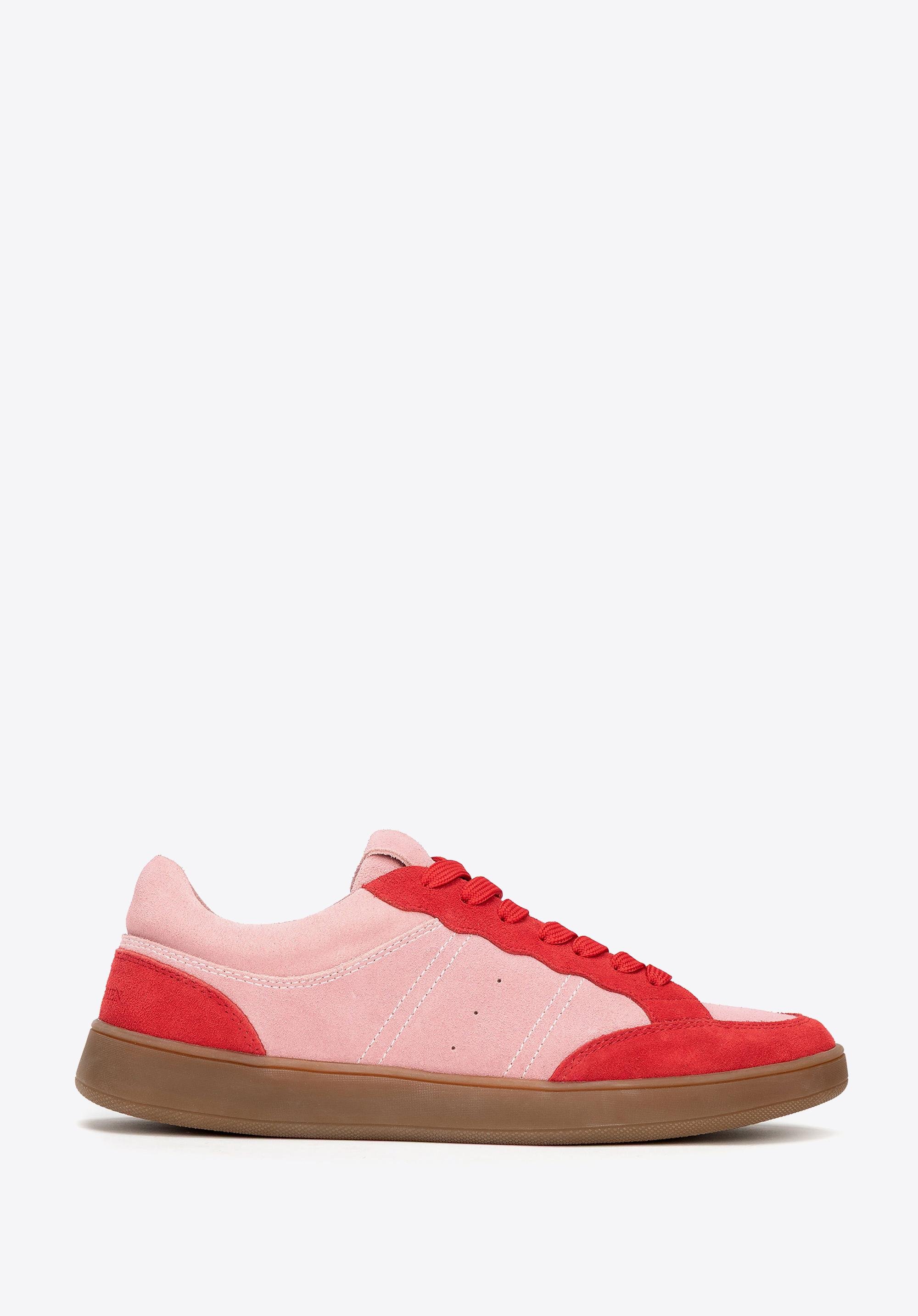 Zamszowe sneakersy z kontrastowymi elementami różowo - czerwone