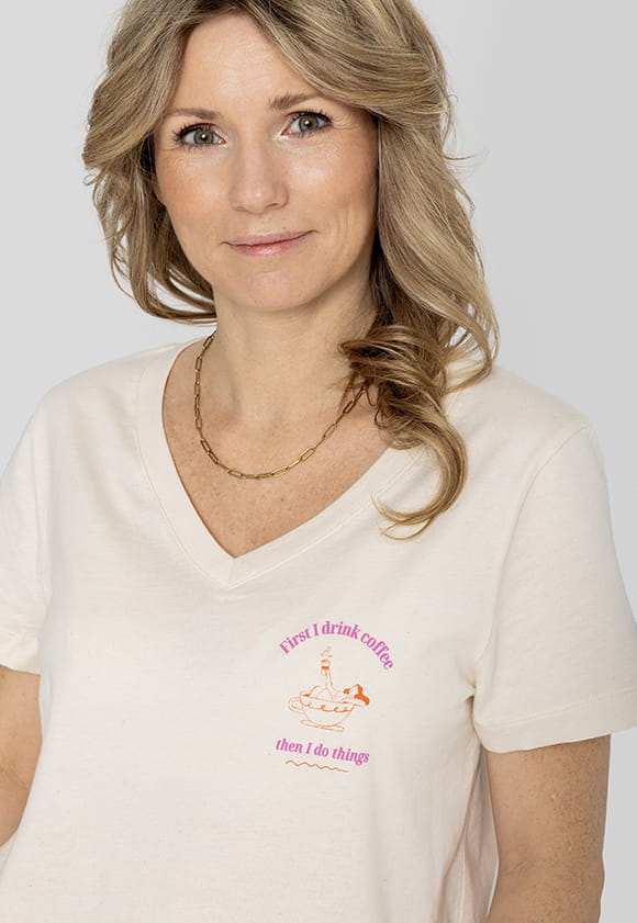 Lillow - T-shirt w serek z nadrukiem Coffee - beż melanż - Uszyto w Polsce