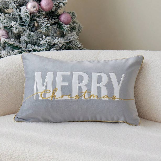 Poszewka świąteczna welwetowa szara z napisem Merry 30x50 cm Wyprzedaż