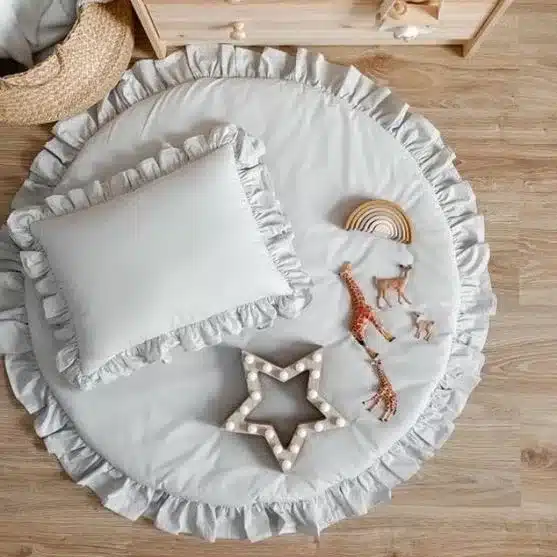Mata do zabawy szara z falbaną