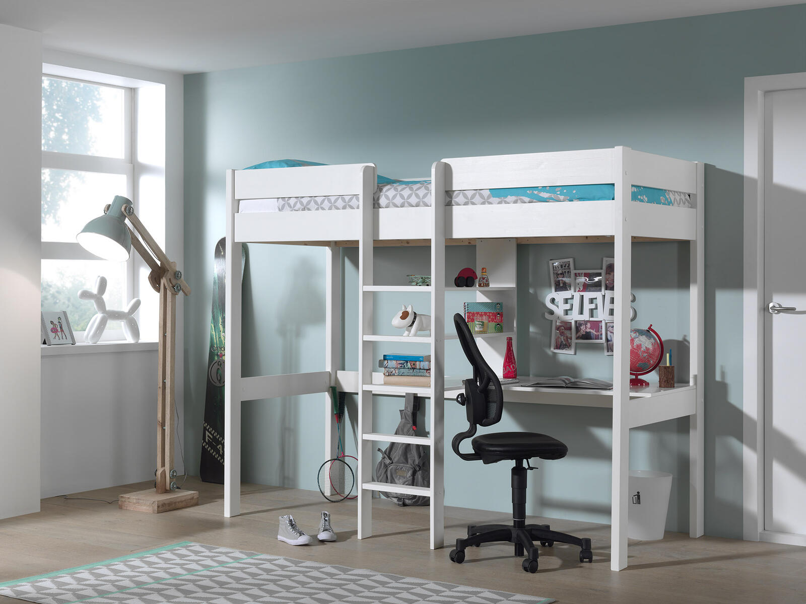 Łóżko piętrowe ze stołem z litego drewna Pino white compact