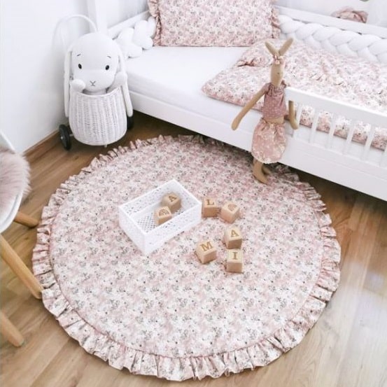 Mata do zabawy Dusty Rose z falbanką