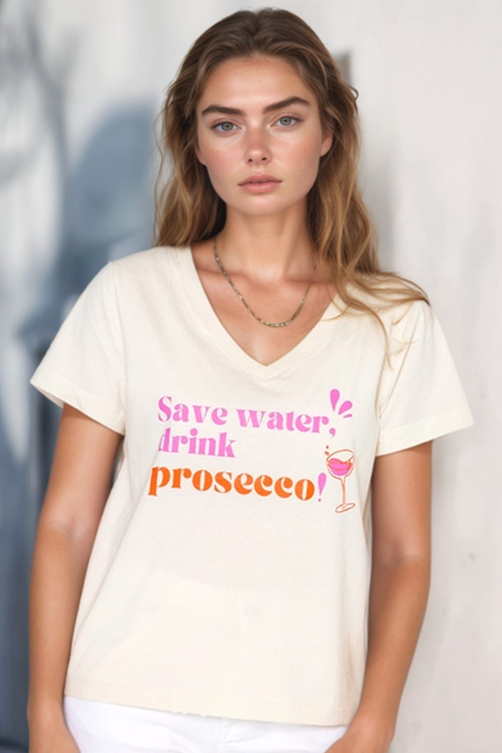 Lillow - T-shirt w serek z nadrukiem "Save water, Drink Prosecco" - beż melanż - Materiał bawełna - Uszyto w Polsce