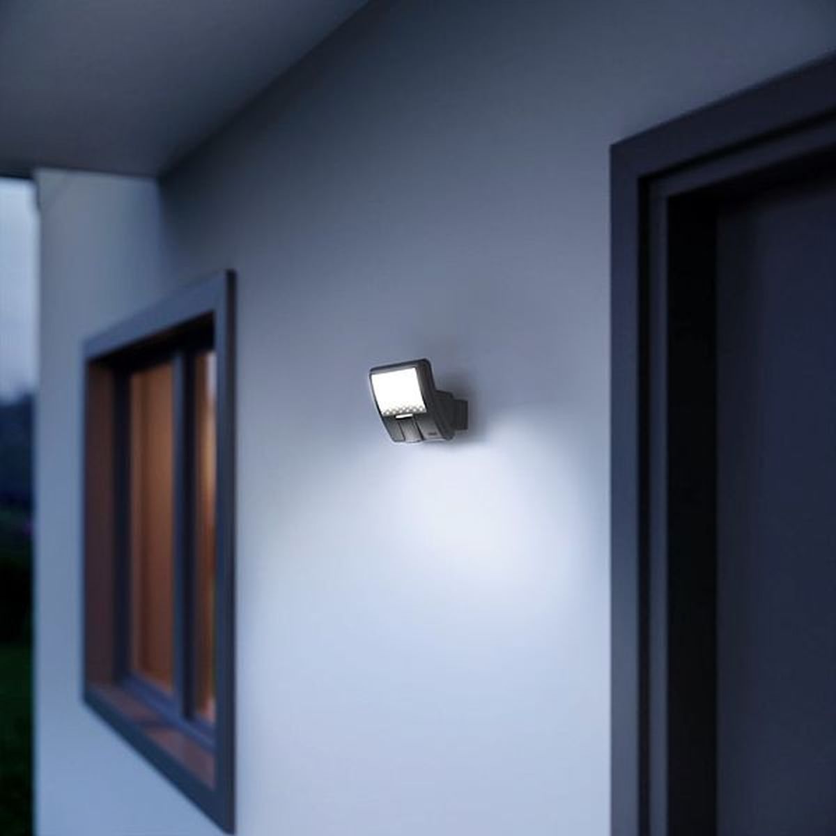 Steinel XLED curved naświetlacz 1x9,3W LED z czujnikiem ruchu antracyt/biały ST012076