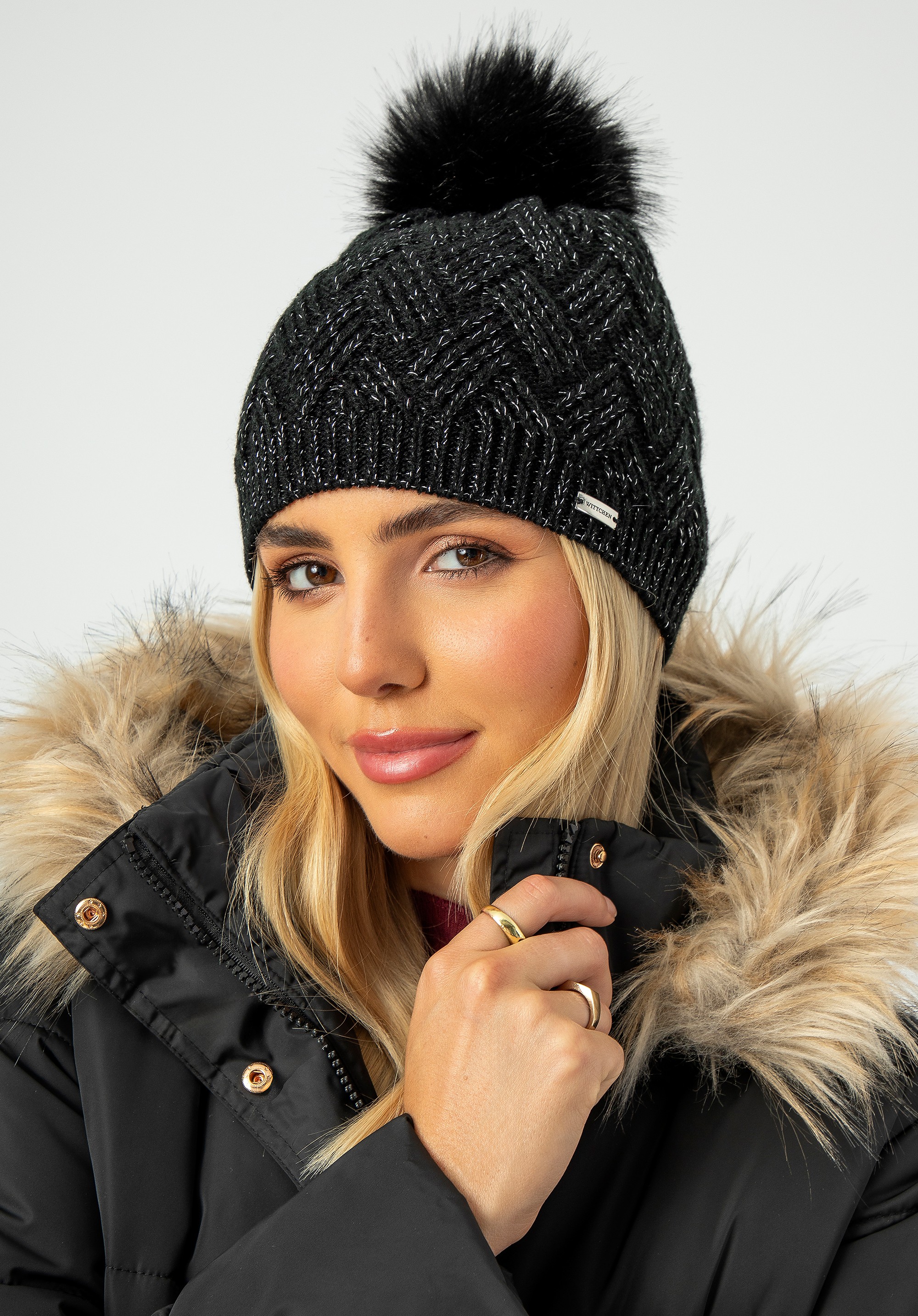 Damska czapka z dekoracyjnym splotem czarno - biała