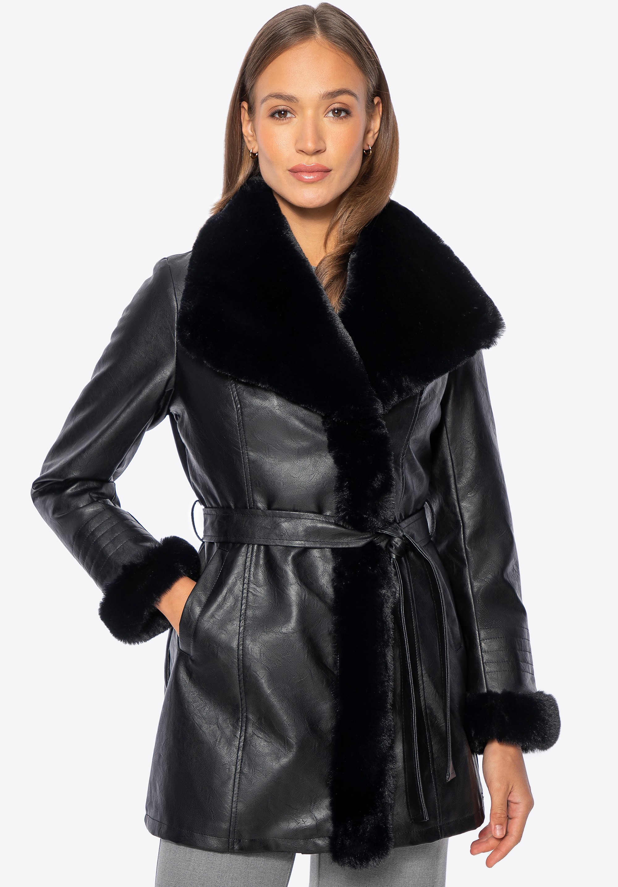 Damski płaszcz z ekoskóry z futerkowymi detalami czarny