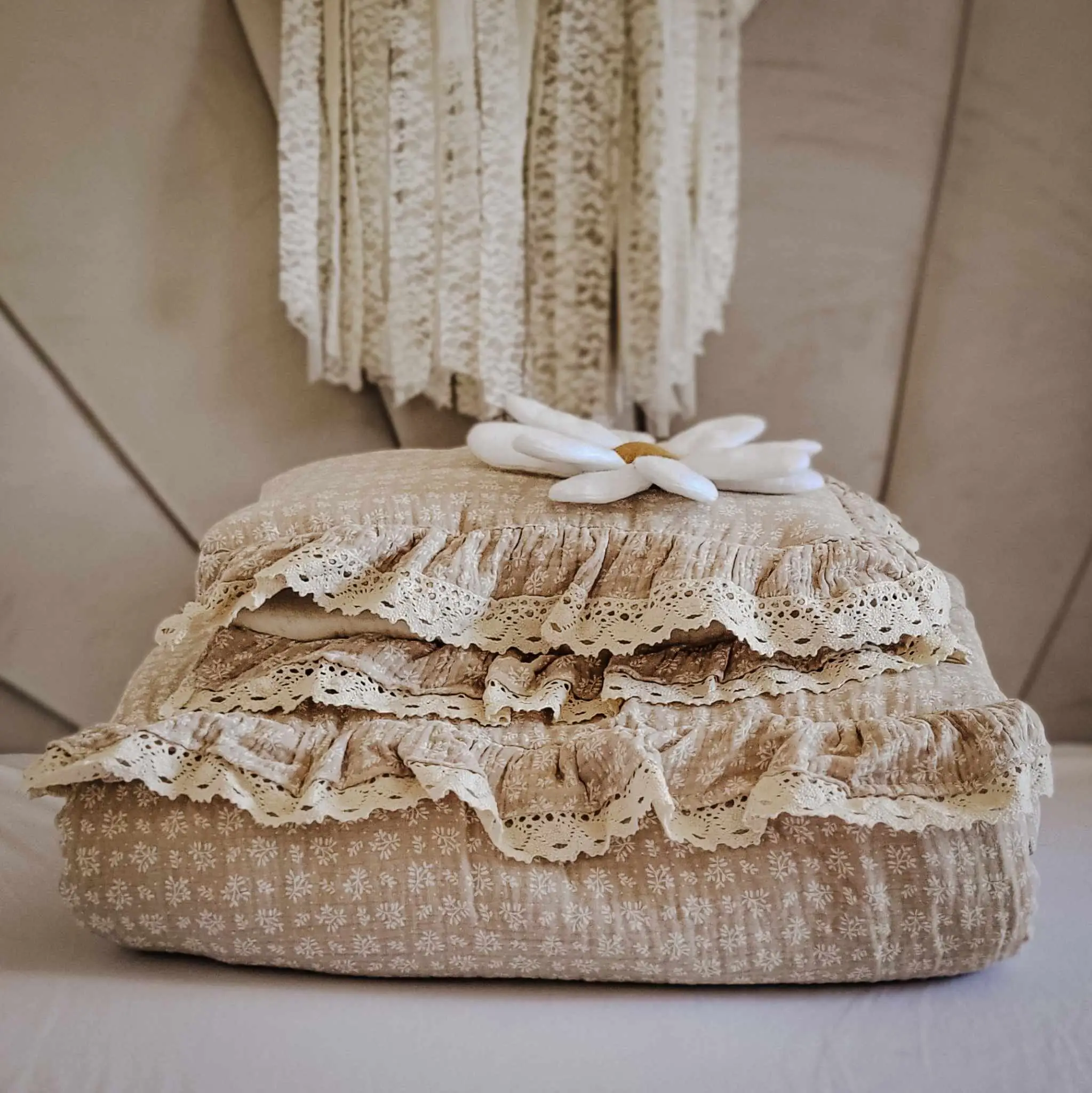 Komplet pościeli muślinowej z koronką, falbanką i wypełnieniem Boho Gałązki 100x135 cm