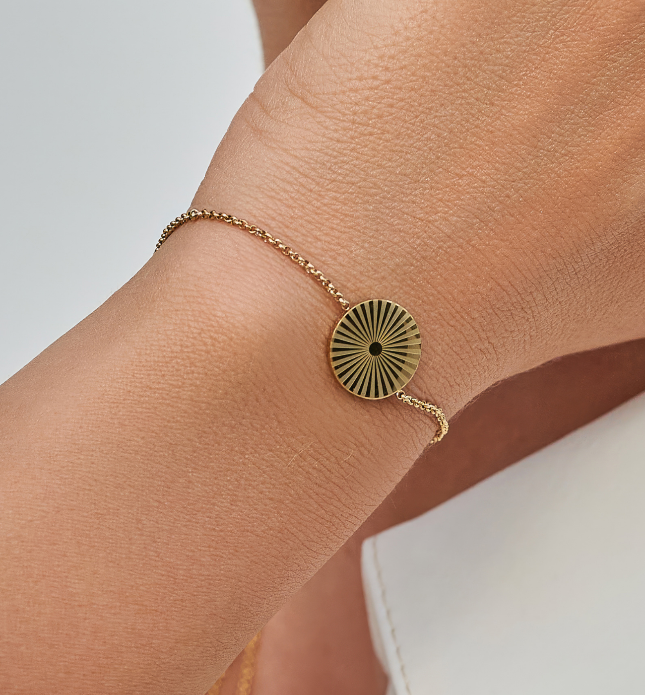 Bransoletka złota z dyskiem Hug BSA0450