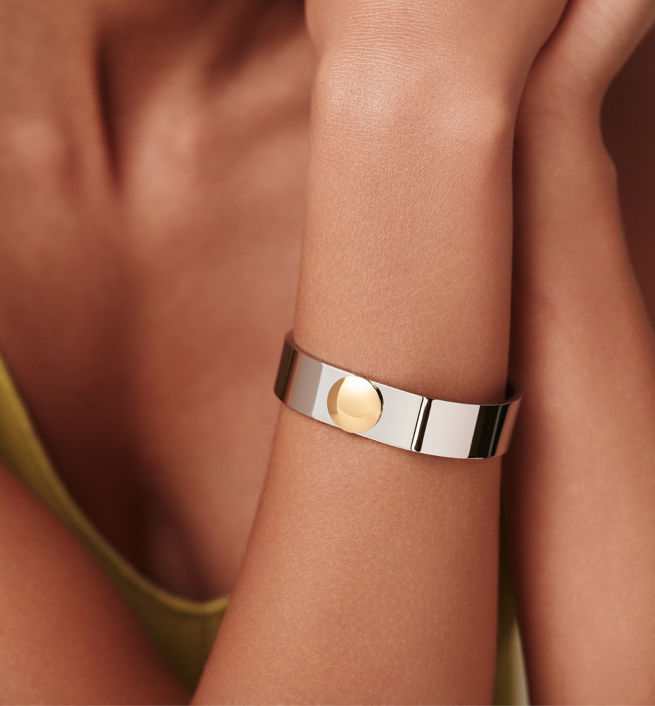 Bransoletka szeroka stalowa z złotym elementem - By Dziubeka