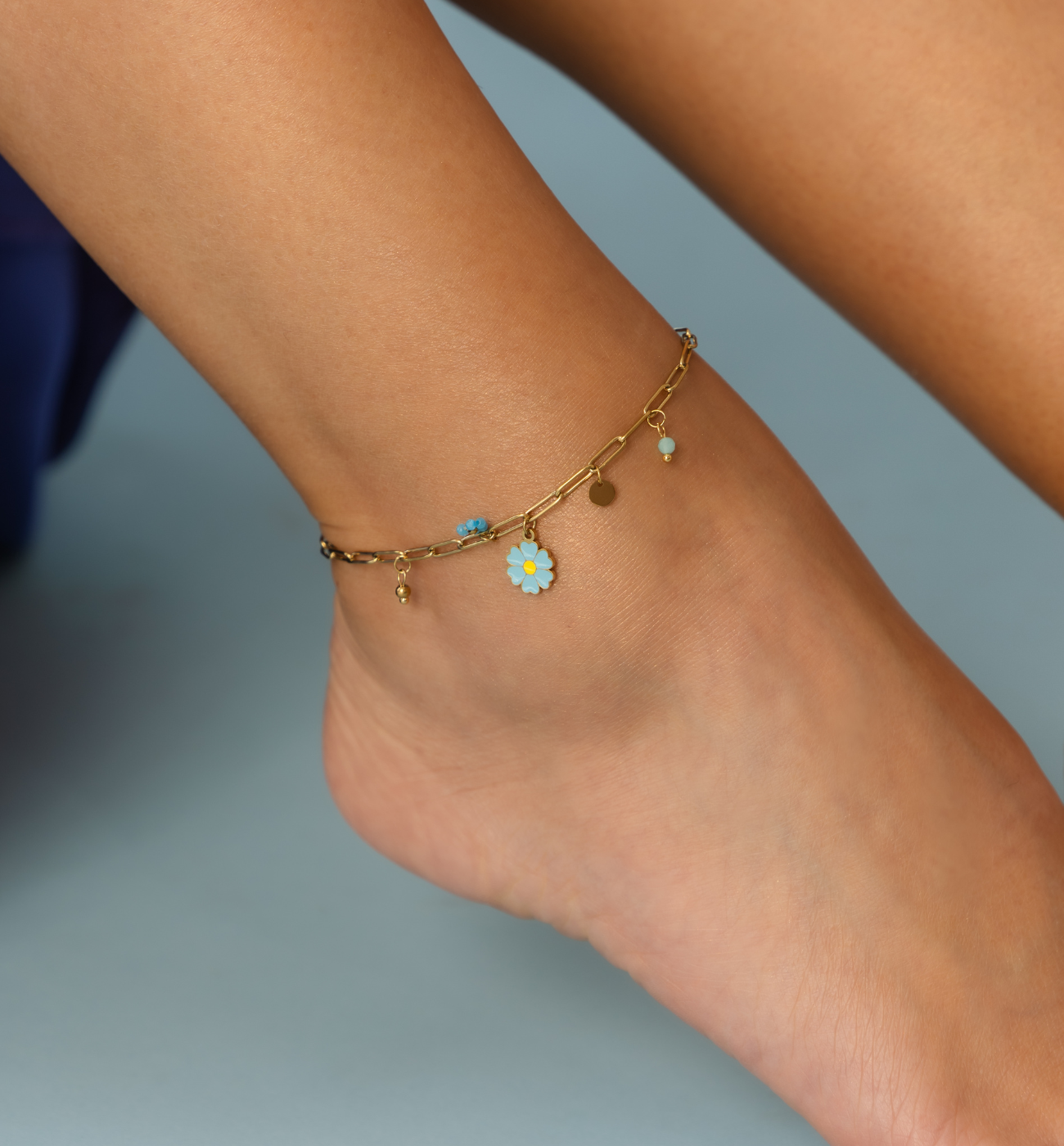 Bransoletka na nogę z niebieskim kwiatuszkiem BNPA0020
