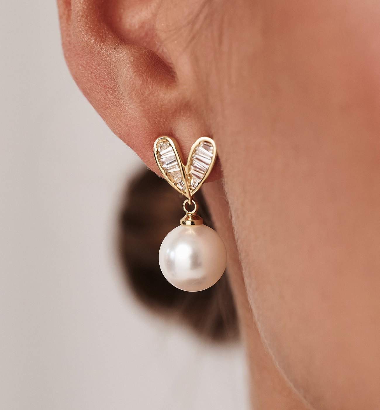 Kolczyki z perełką i złotym sercem z cyrkoniami KPE0176