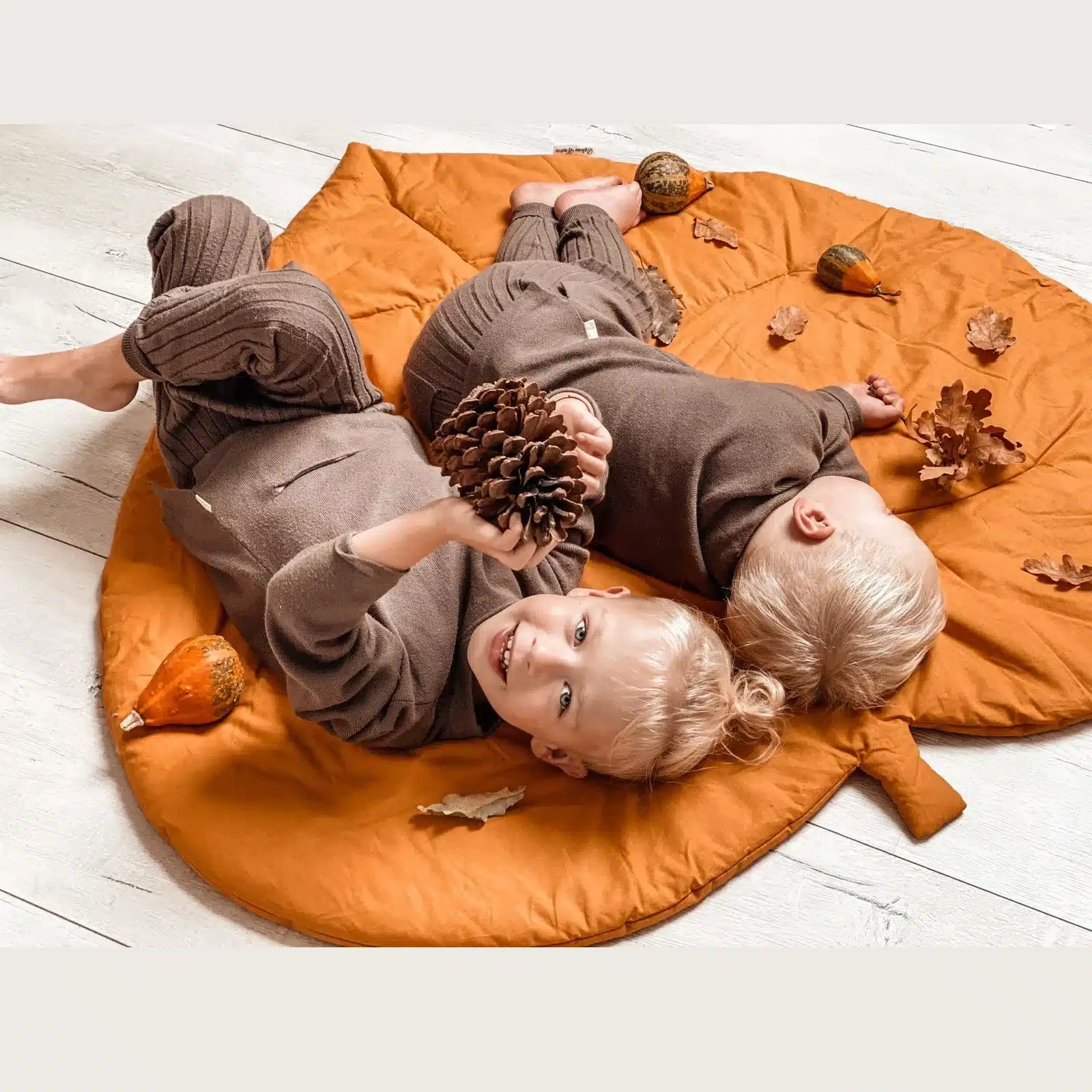 Mata do zabawy liść musztarda BW