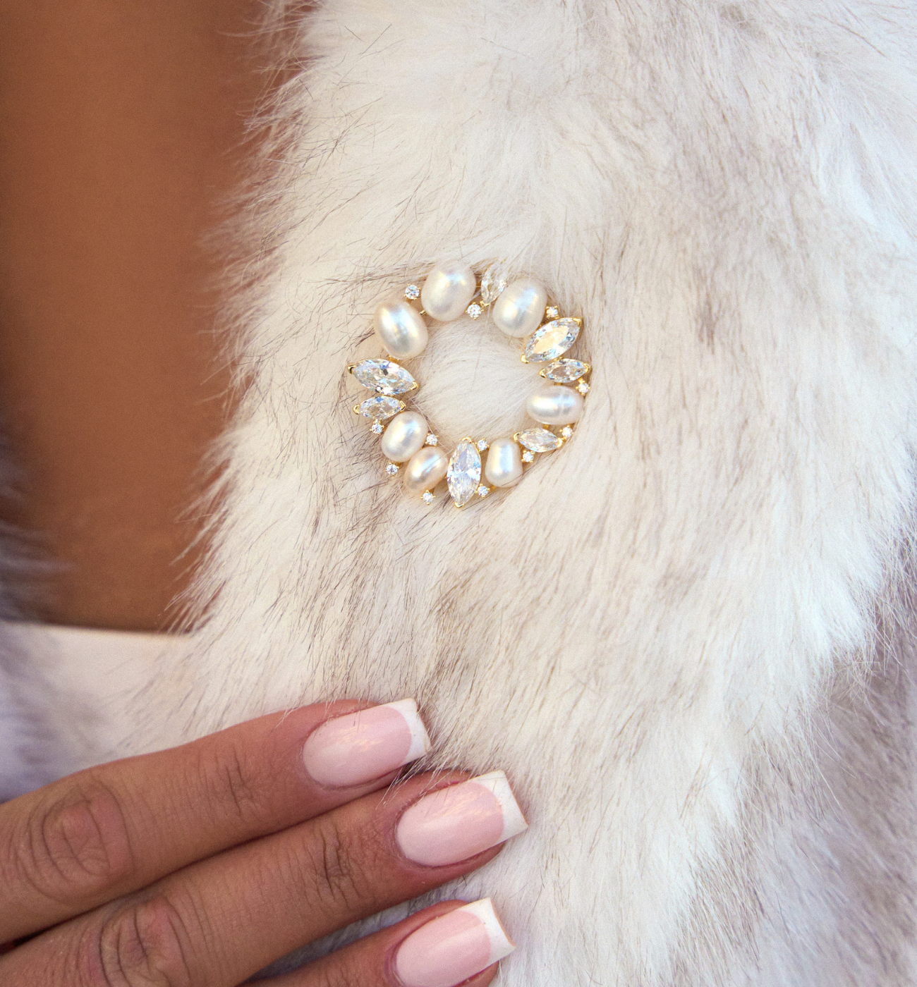 Broszka złota z perłami Snowy Aurora Pearls BRPE0030