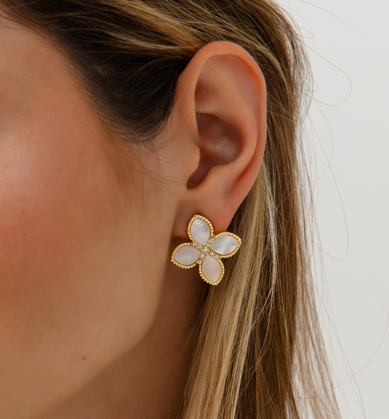 Kolczyki koniczynki złote z kryształkami i masą perłową - By Dziubeka