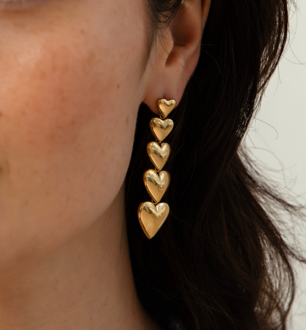 Kolczyki z sercami złote Heartfelt Glow - By Dziubeka