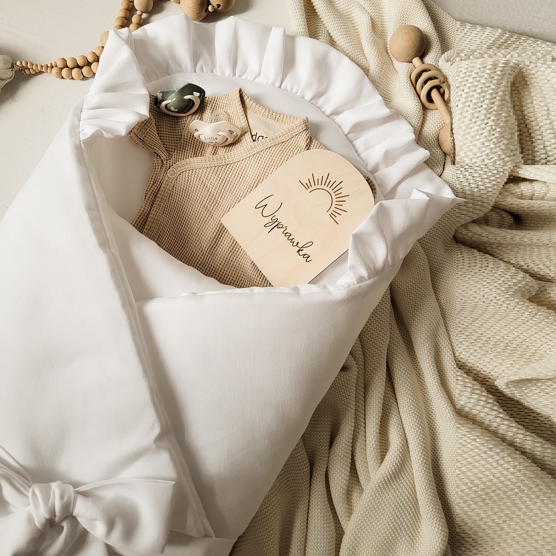 Rożek niemowlęcy biały z falbanką