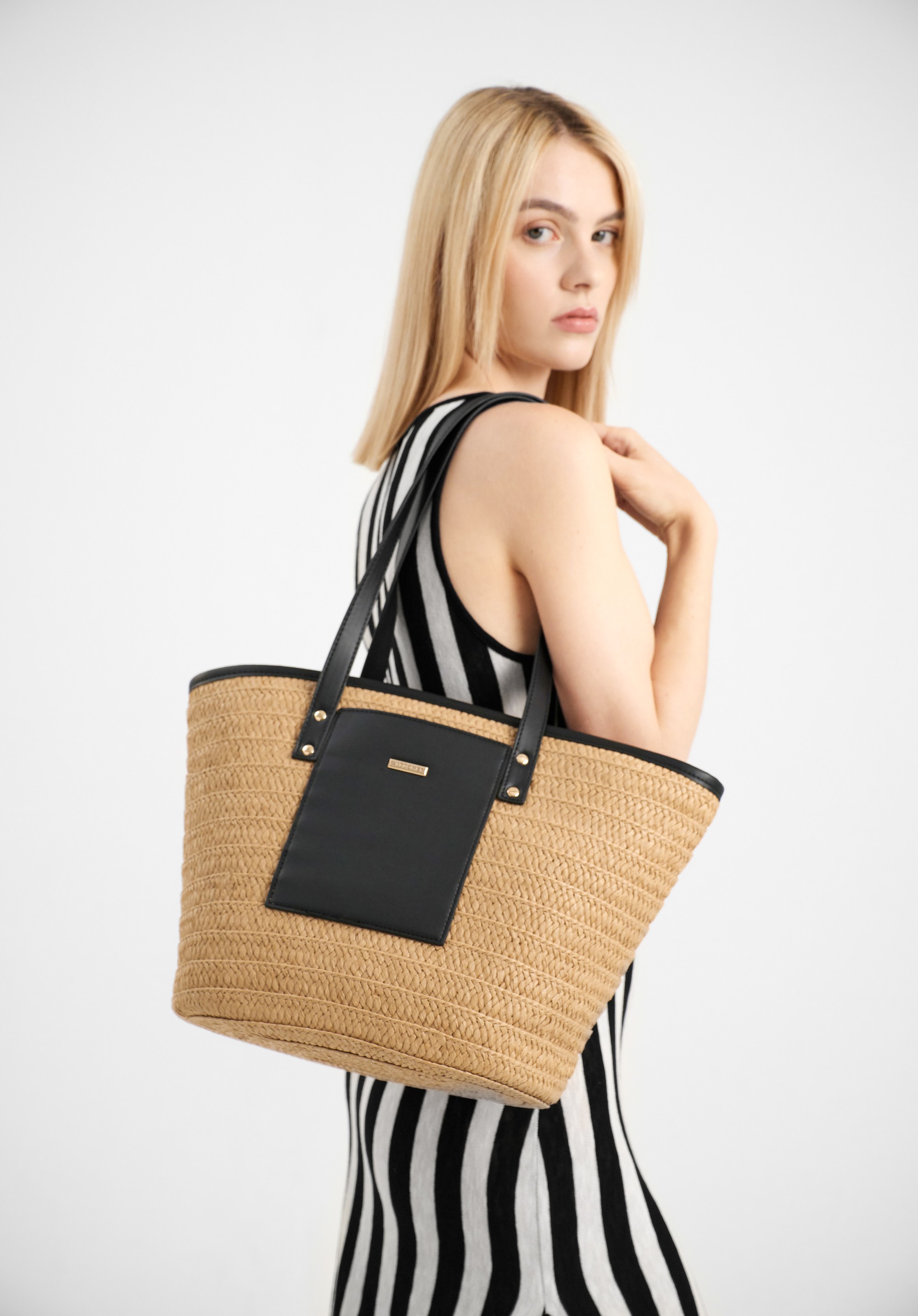 Pleciony koszyk z detalem z ekoskóry beżowo - czarny