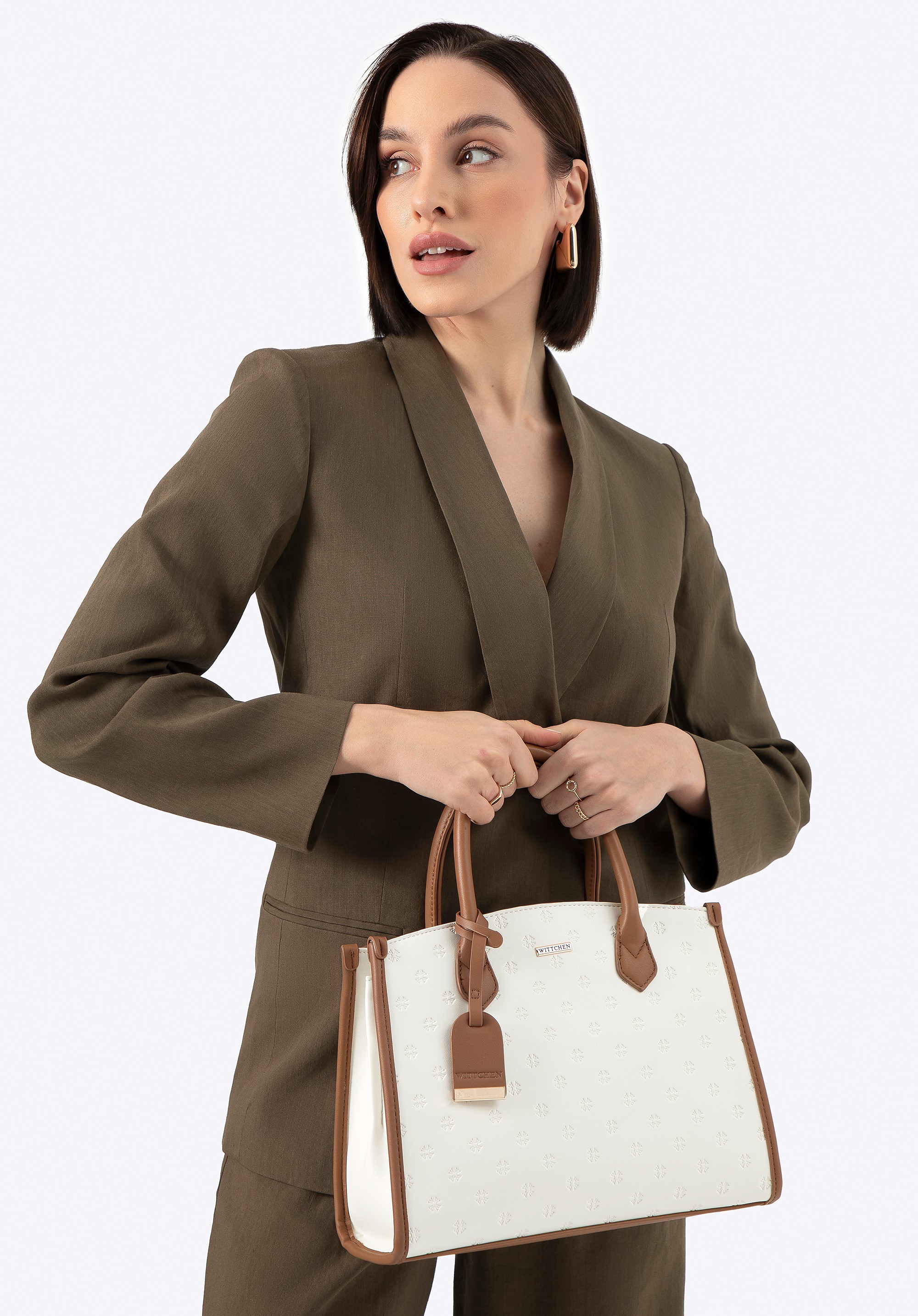 Damski kuferek z imitacji skóry w tłoczone logo kremowo - brązowy