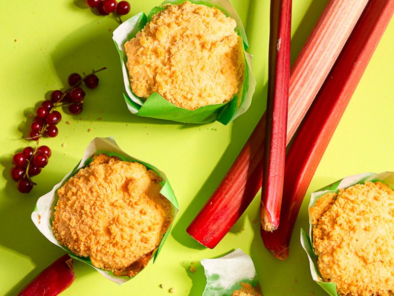 Muffin z Czerwoną Porzeczką i Rabarbarem wege 140 g - Piekarnie Cukiernie Putka