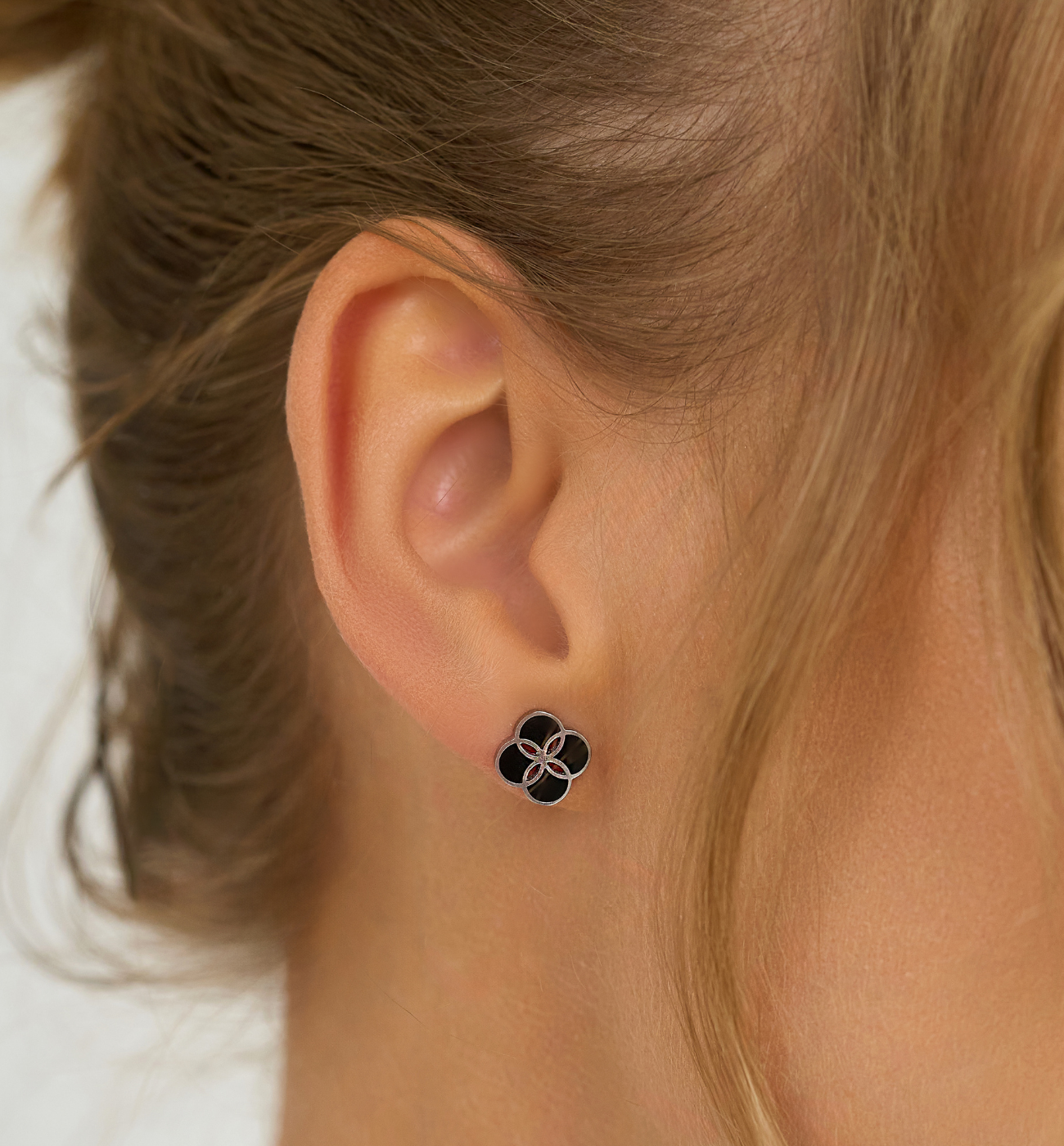 Kolczyki srebrne koniczynki z czarną emalią Ma Chance KSA1536