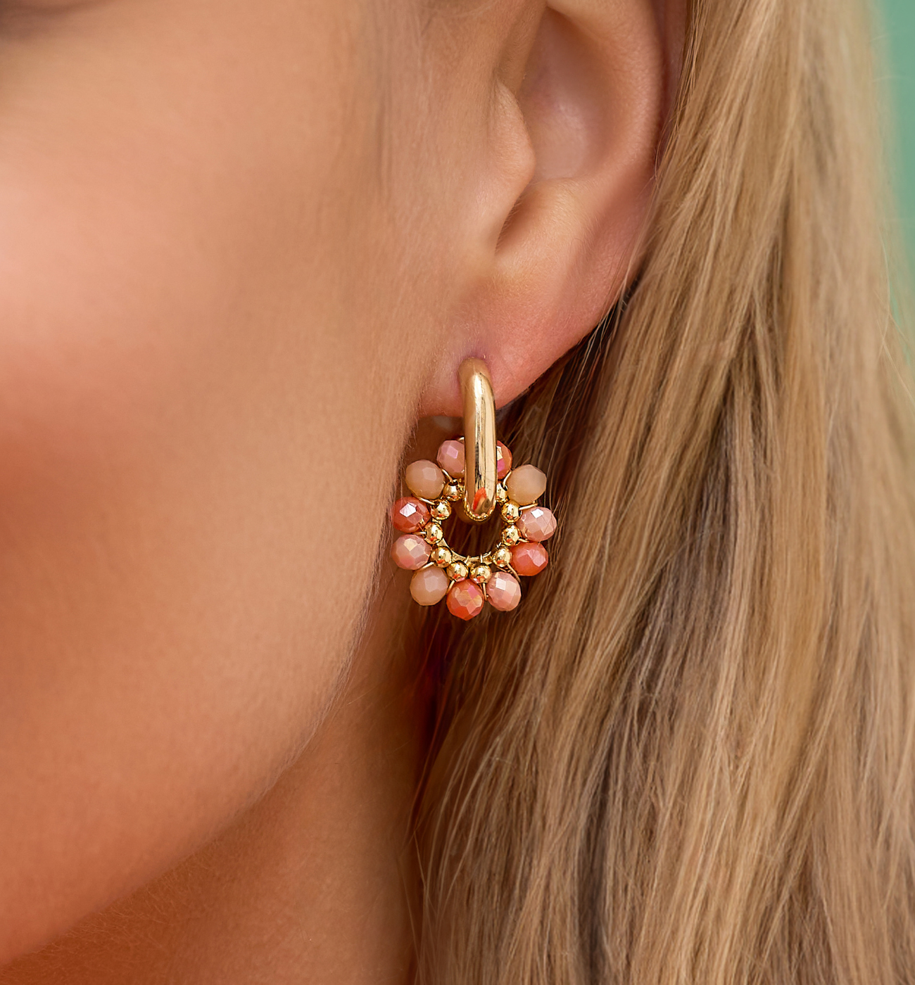 Kolczyki okrągłe małe z brzoskwiniowymi kryształkami KWE0225