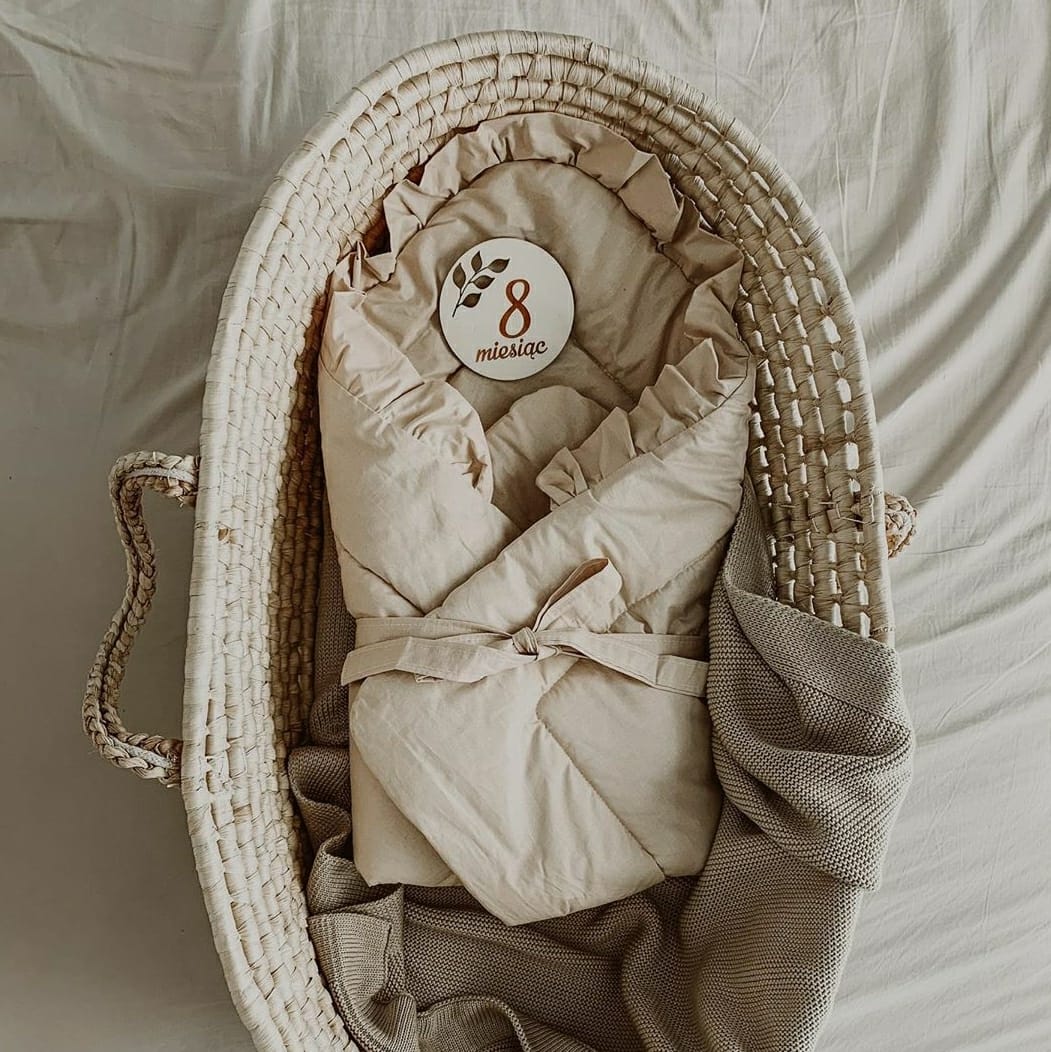 Rożek niemowlęcy beżowy z falbanką