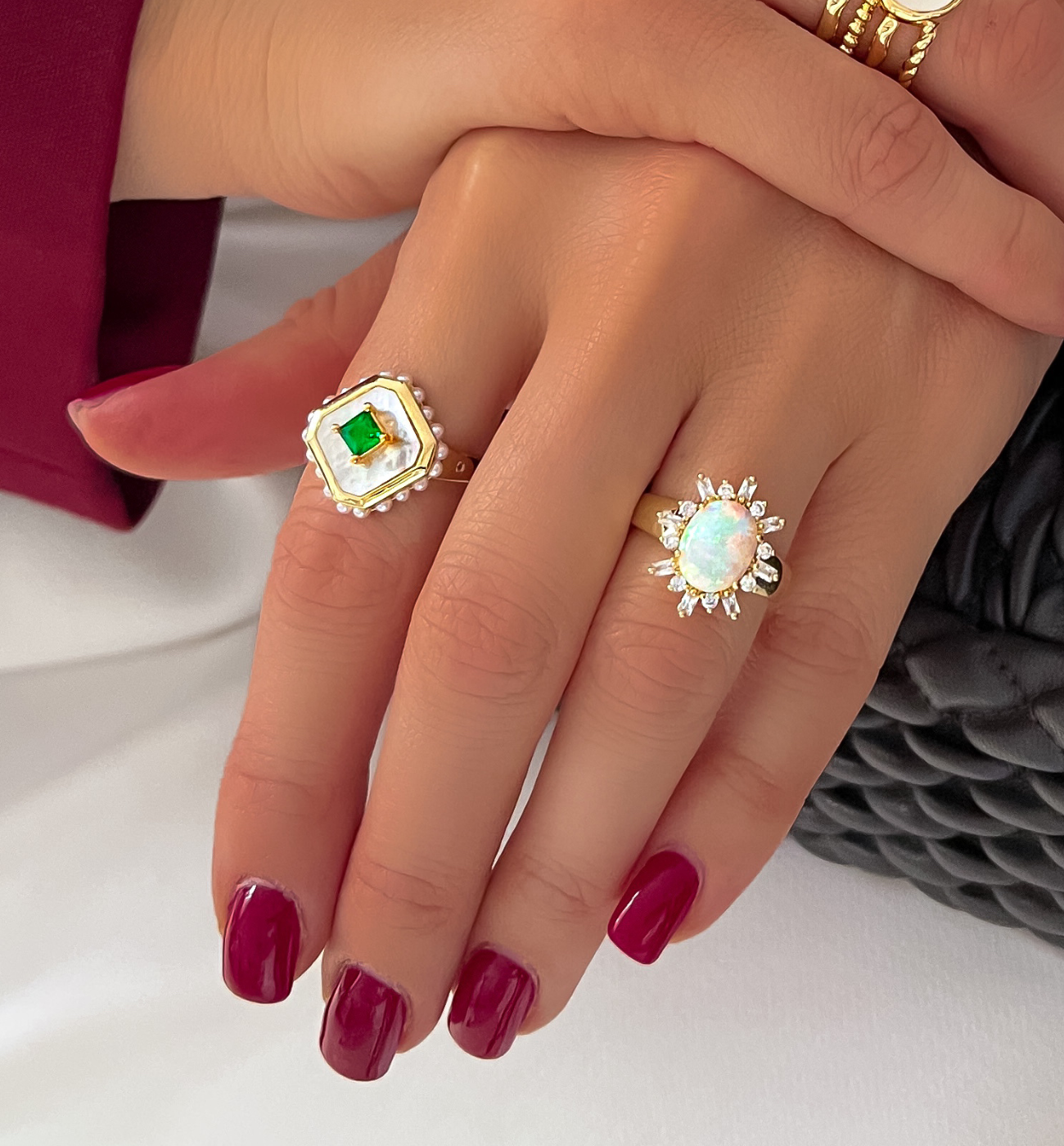 Pierścionek z zielonym oczkiem i perłami PLU0024