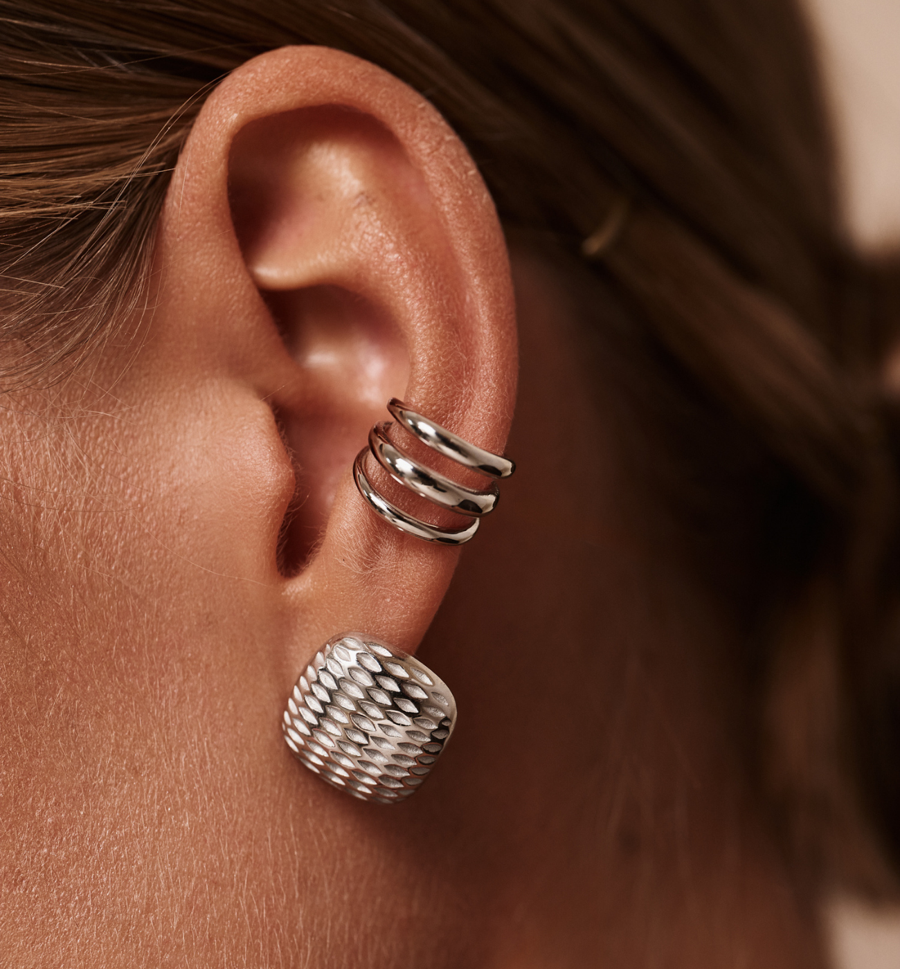 Kolczyki sztyfty kwadrat srebrny młotkowany KSY0399