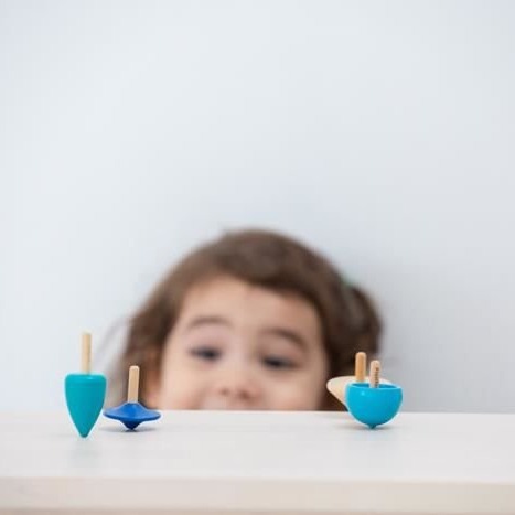 Plan Toys, Mini zabawa zręcznościowa, 4 bączki