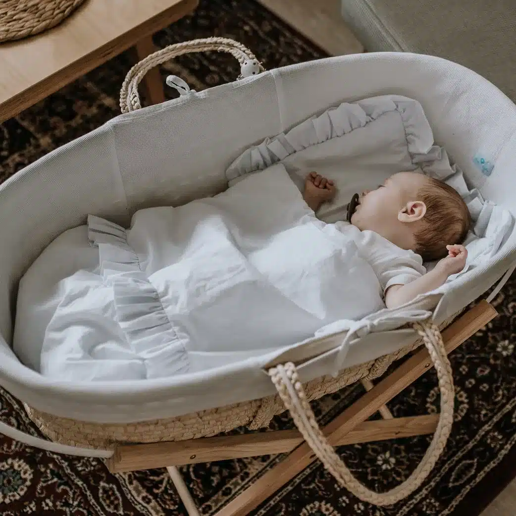 Komplet pościeli biała z falbanką 100x135 cm - Pościel z wypełnieniem