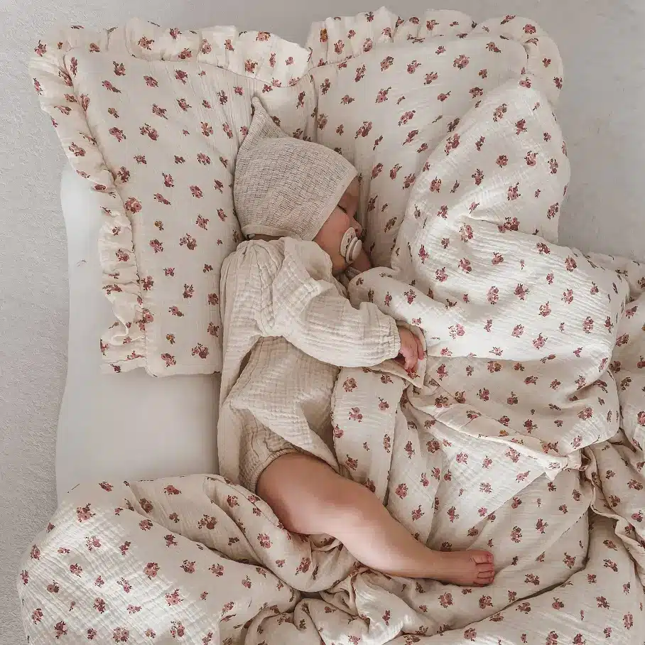 Komplet pościeli muślinowej z falbanką i wypełnieniem Pudrowe Kwiatuszki - 100x75 + poduszka 30x40 cm