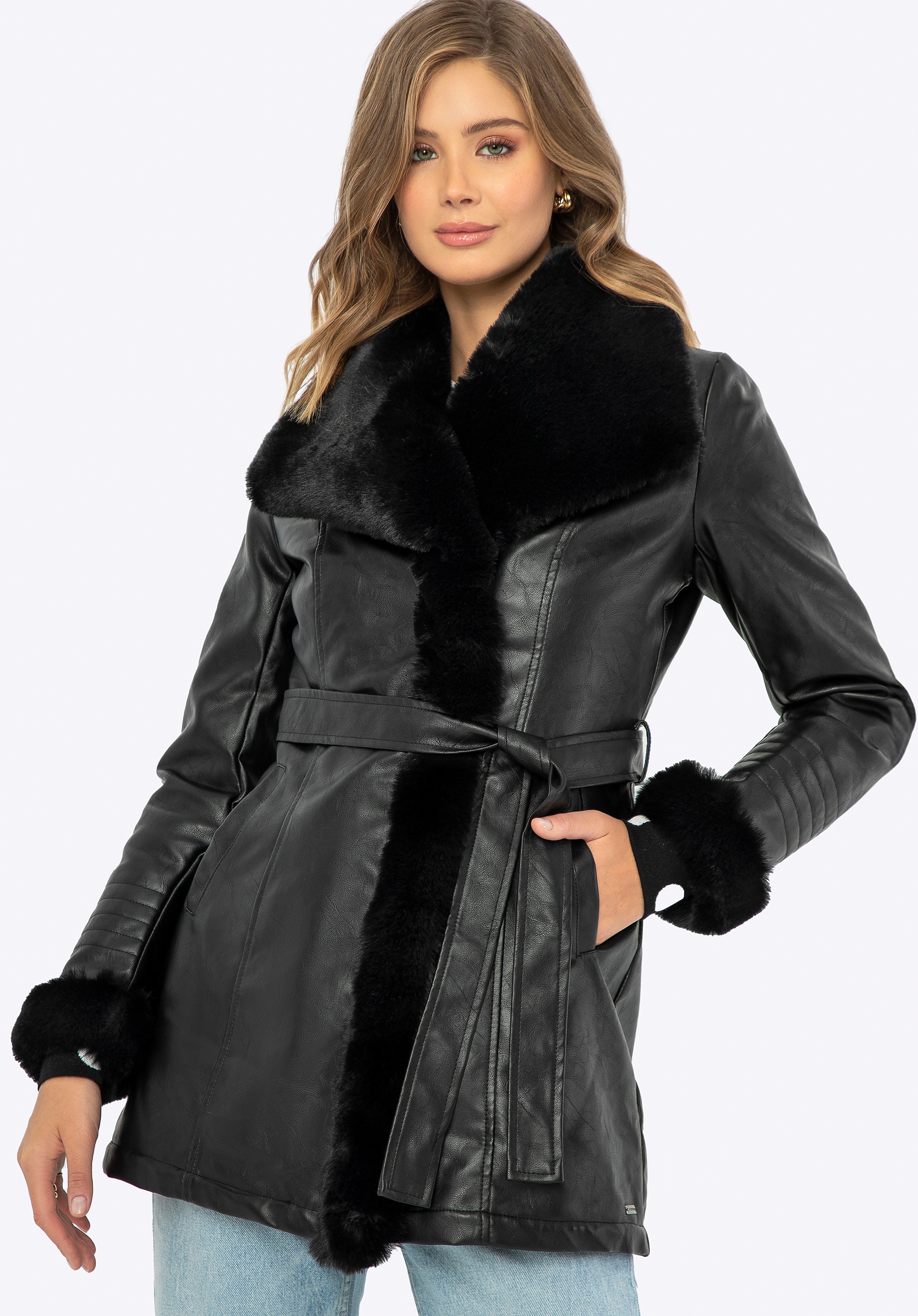 Damska kurtka z futerkiem i paskiem czarna