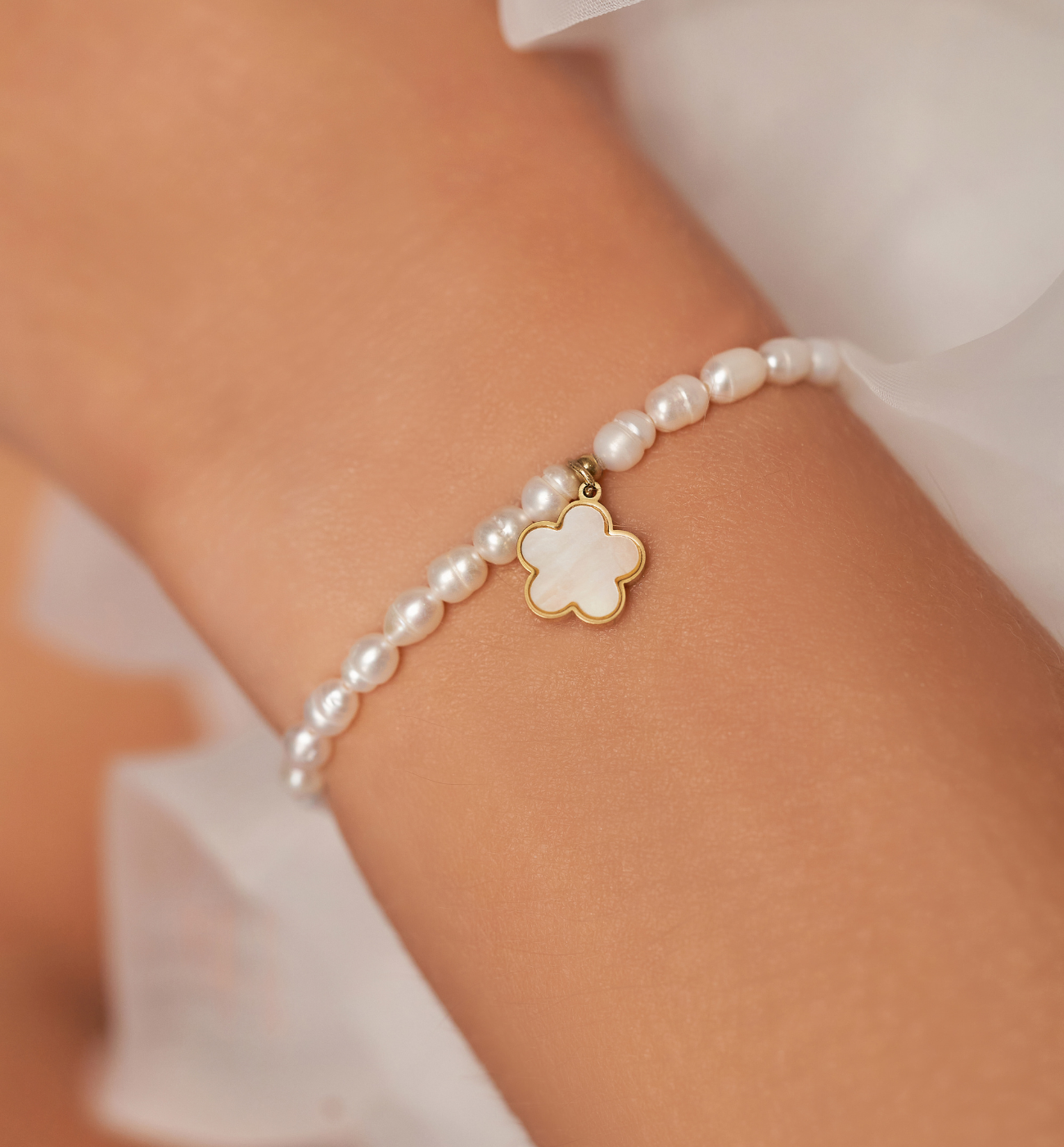 Bransoletka z perłami i kwiatuszkiem Manassas BPE0091 - By Dziubeka