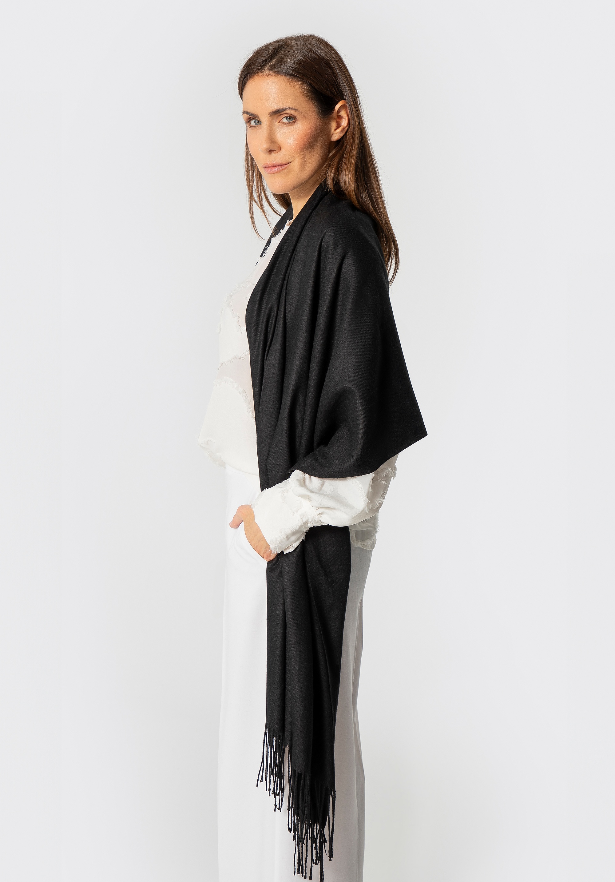 Szalik damski z frędzlami jednolity czarny