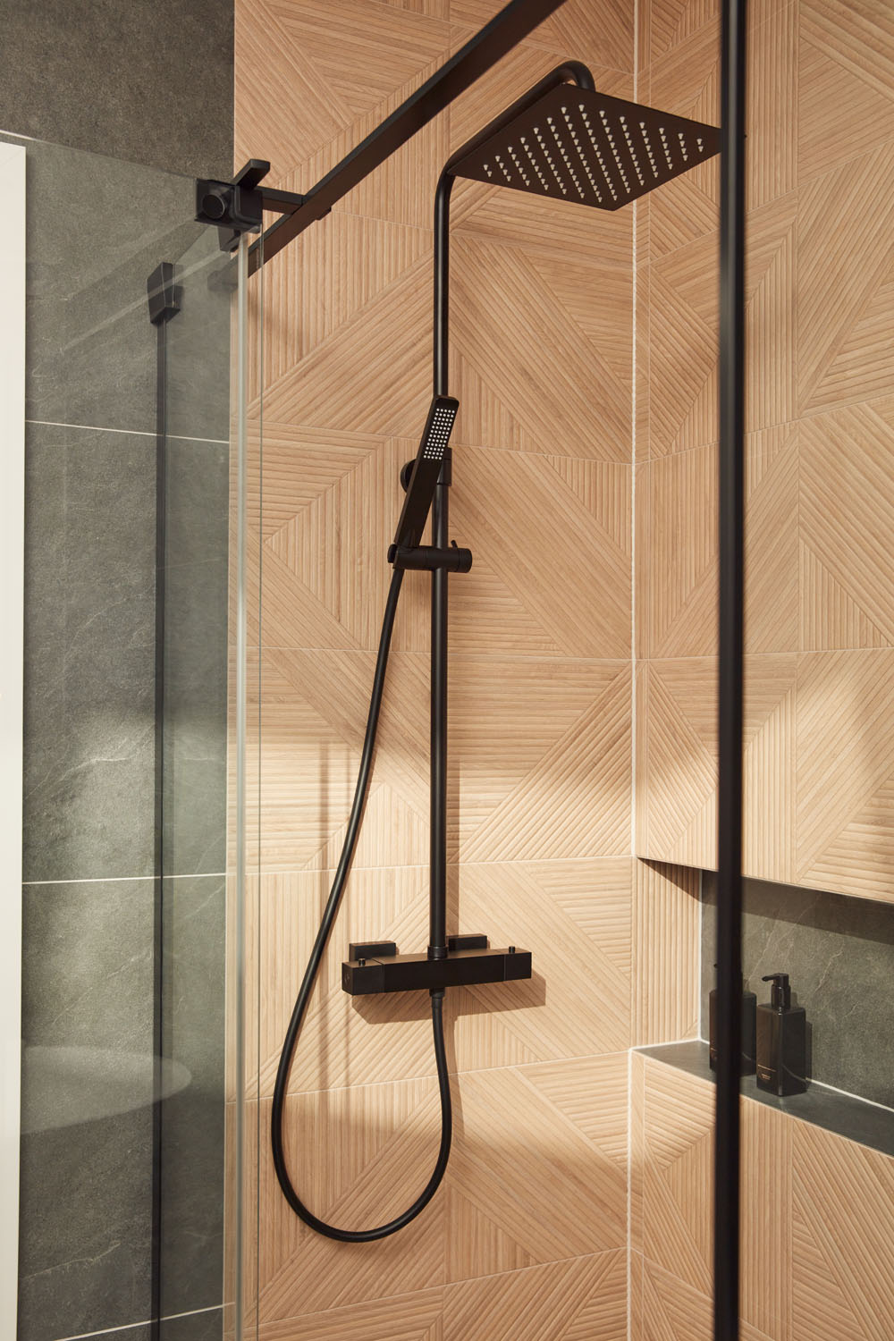 KFA Armatura Logon Black zestaw prysznicowy Premium ścienny termostatyczny z deszczownicą czarny mat 5746-920-81