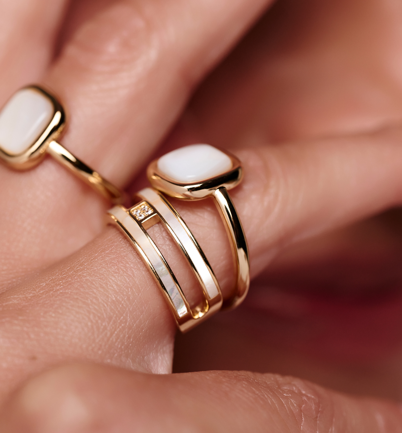 Pierścionek złoty z masą perłową i kryształkiem PSS0232