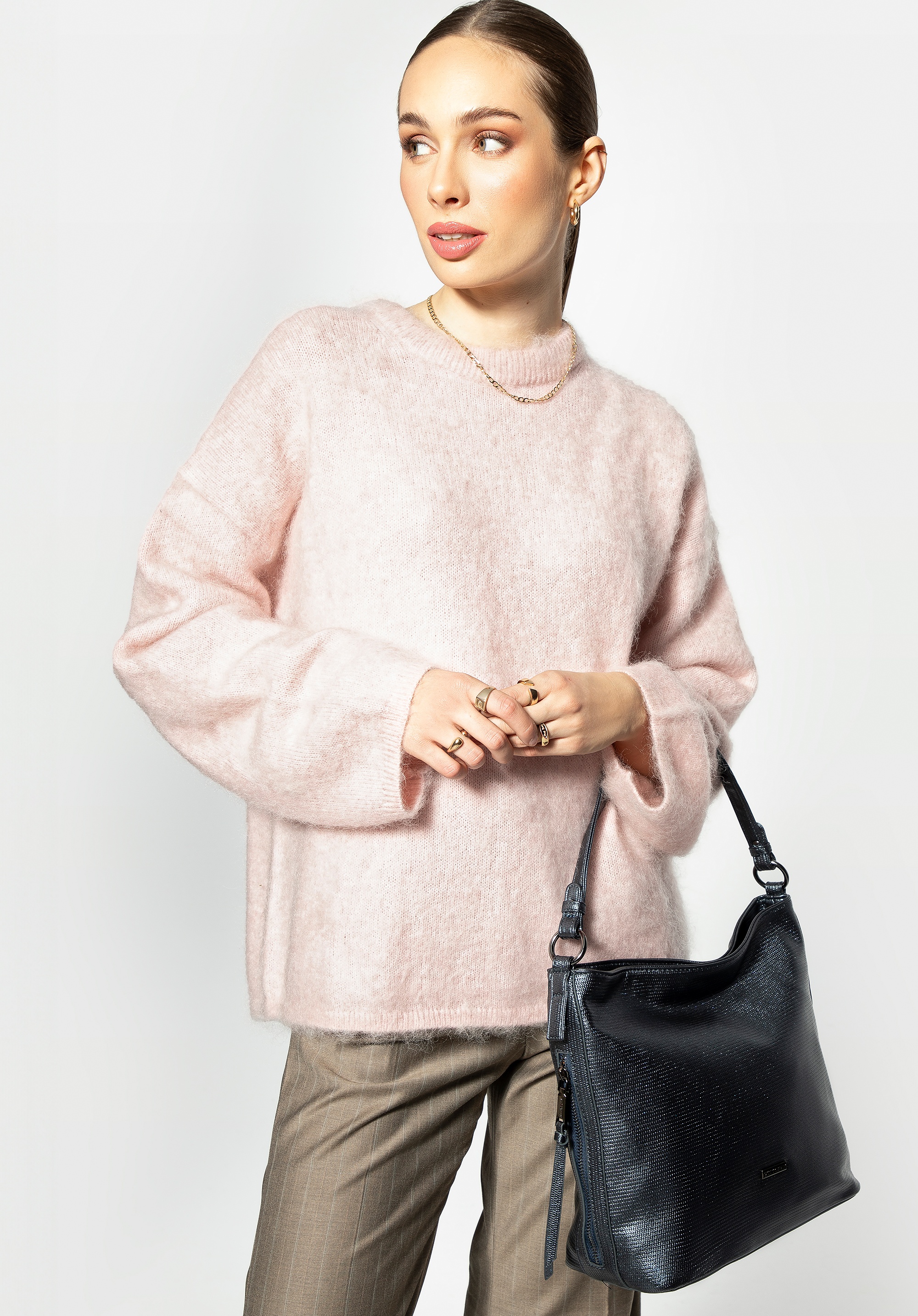 Damska torebka worek z ekoskóry połyskująca granatowa