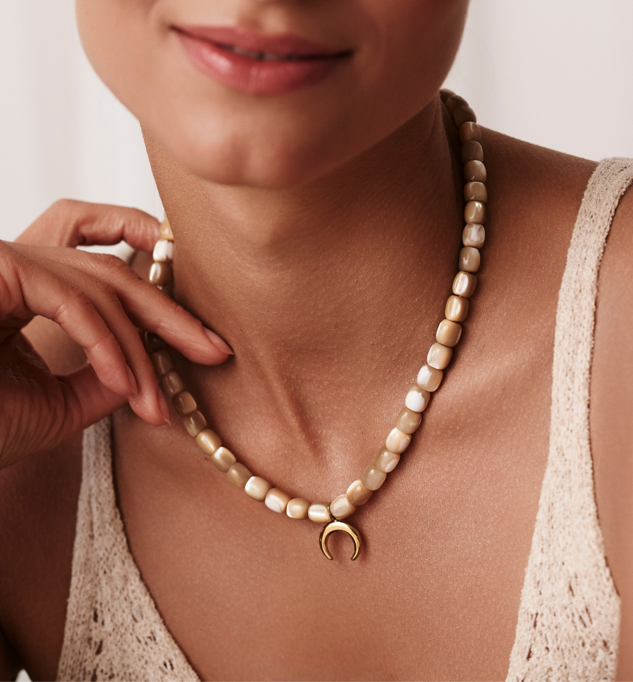 Naszyjnik beżowy z księżycem NPA1414