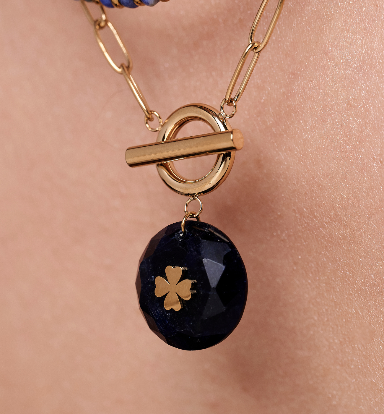 Naszyjnik z sodalitem i złotą koniczyną NEA0056 - By Dziubeka